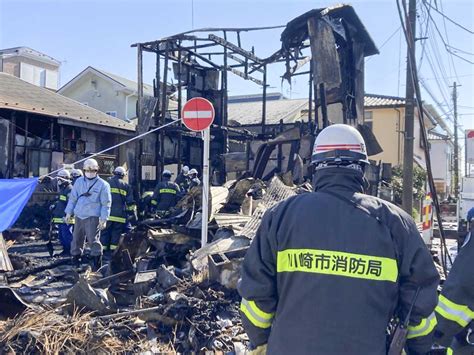 川崎・幸区の2階建て住宅で火事 焼け跡から性別不明の遺体、1人重傷 動画 カナロコ By 神奈川新聞