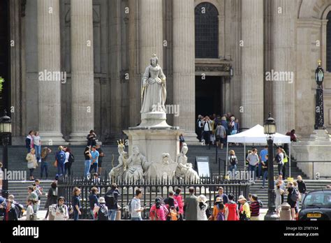 London St Paul S Cathedral Statue Of Queen Anne London England Uk