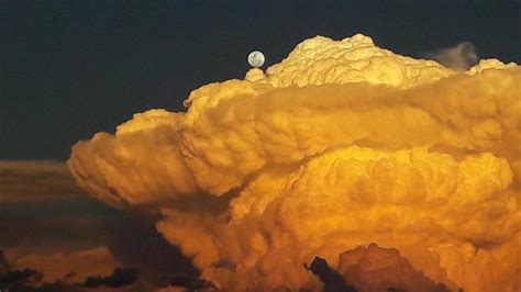 Powerful cumulonimbus cloud appears in the sky of South Africa - Strange Sounds