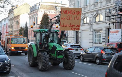 Landwirte In Wuppertal Demonstrieren Mit Trecker Korso