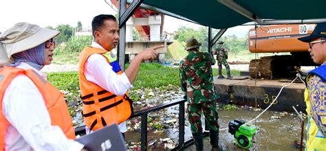 Pj Gubernur Bey Akui Ada Kendala Pembersihan Sungai Citarum