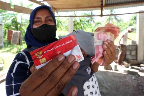 Foto Penyaluran Bansos Program Sembako Kemensos