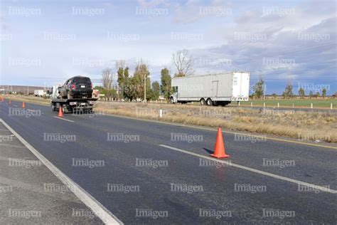 Camion De Trasportes Y Una Camioneta Chocan En La Carretera A San Luis