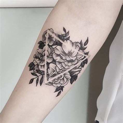 18x Een Prachtige Driehoek Tattoo Met Bloemen Betekenis One Hand