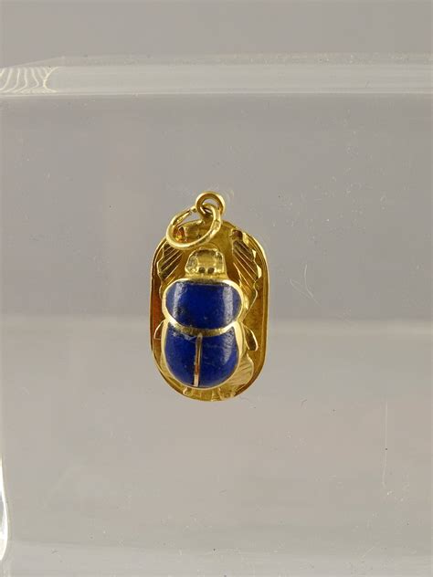 Pendentif scarabée en or jaune 18 carats auctions price archive