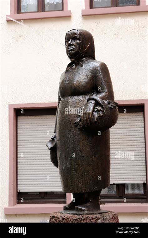 Estatua De Bronce De Frau Rauscher Escupir Agua Alte Sachsenhausen De