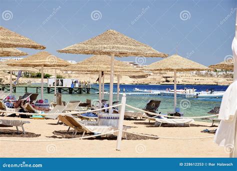 Tumbonas Con Sombrillas En La Playa Para Unas Vacaciones Relajantes Al