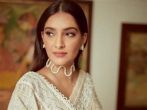 Sonam Kapoor Joins Yash Raj Talent Company For Return To Bollywood Sonam Kapoor बड़े पर्दे पर