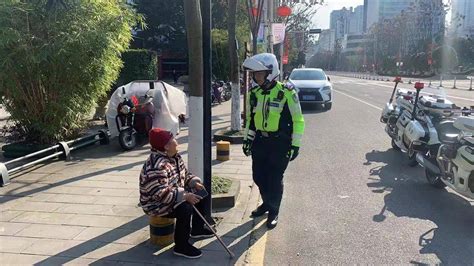 八旬老人独自外出迷路，交警快骑热心助其回家 向银 恩施市 家人