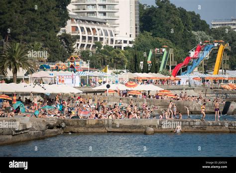 Sochi Russia 27th June 2017 Bathers On A Packed Black Sea Beach In