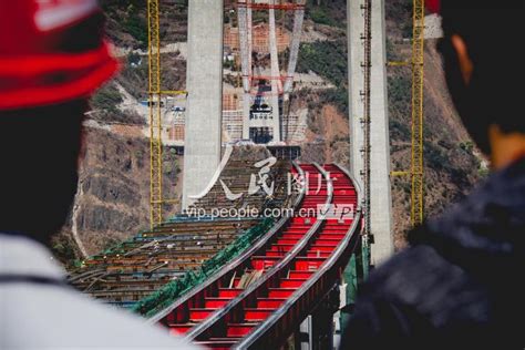 在建世界最大跨径山区峡谷悬索桥猫道施工平台贯通 人民图片网