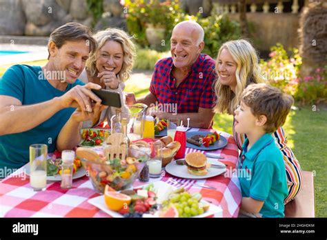 Familia Compartiendo Fotograf As E Im Genes De Alta Resoluci N Alamy