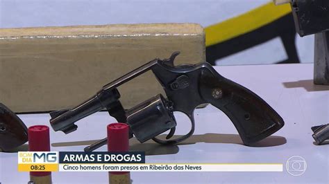 Vídeo Cinco homens foram presos armas inclusive uma