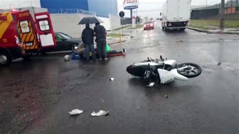 Piloto De Moto Fica Ferido Após Colisão Com Carro No Bairro Esmeralda Vídeo Dailymotion