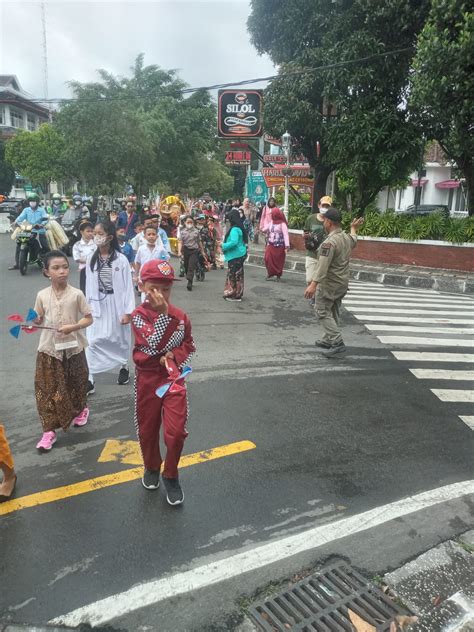 Kelurahan Kotabaru Karnaval Sekolah Memeriahkan Hut Kota Jogja Ke