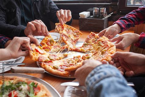 Foto De Group Of Students Friends Eat Italian Pizza Hands Take Slices