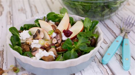 Fitness Salat mit Äpfeln Champignons und körnigem Frischkäse