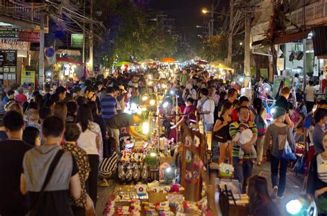 在曼谷逛夜市 就要去全亚洲最大的河畔夜市 还可体验夜市摩天轮 今日头条