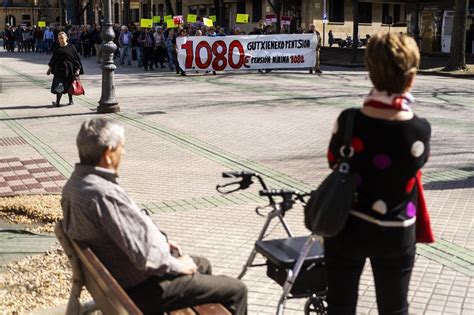 Marcha De Pensionistas Para Cobrar Al Menos 1 080 Euros Al Mes