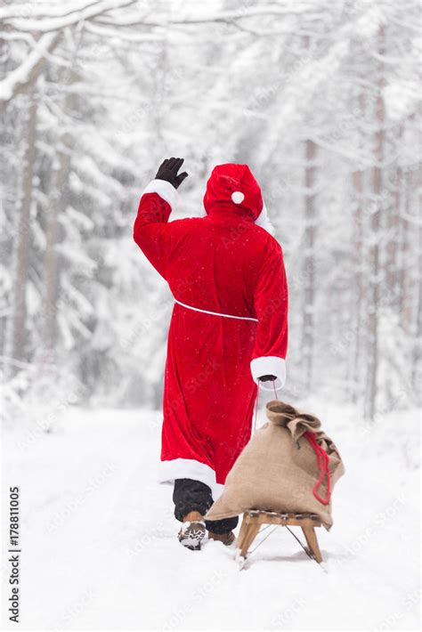 Weihnachtsmann Zieht Eine Schlitten Mit Einem Sack Geschenke Durch Eine