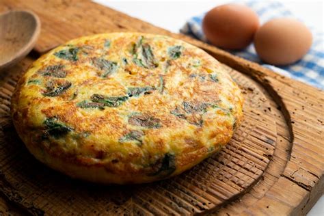 Tortilla de patatas con gambas y espinacas tapa tradicional española