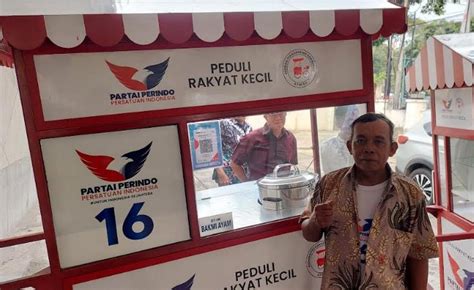 Dapat Gerobak Gratis Dari Partai Perindo Pedagang Bakmi Sangat