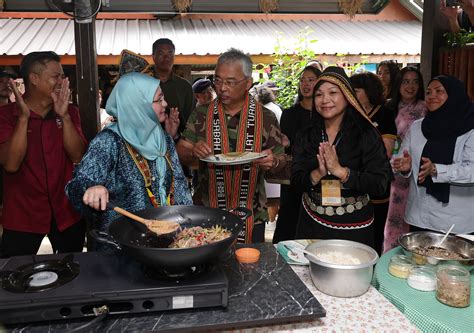 Royal Couple Delighted With Diversity At Kadazandusun Cultural Village