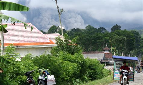 Gunung Semeru Kembali Luncurkan Awan Panas Guguran