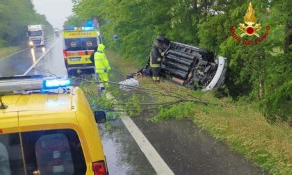 Perde Il Controllo Della Vettura E Si Ribalta A Bordo Della Carreggiata