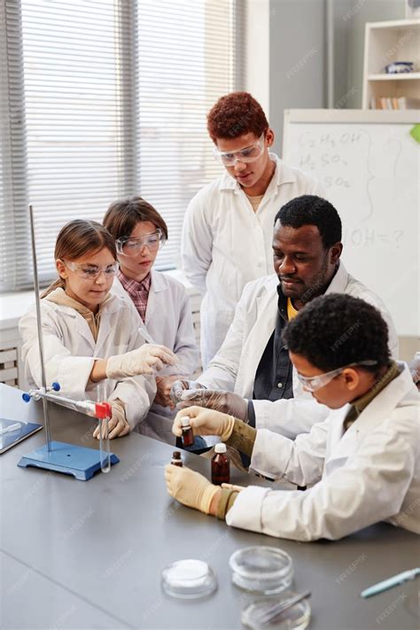 Profesor Mostrando Experimento En Laboratorio De Ciencias Foto Premium