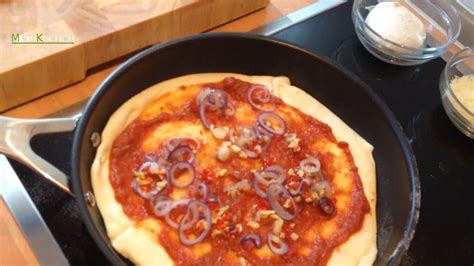 Pizza Nur In Der Pfanne Gebraten Pizza Tonno Pizza Tonno