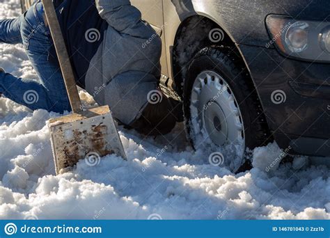 Funcionamiento Del Hombre En El Coche Pegado En Nieve En Rodilla Con La