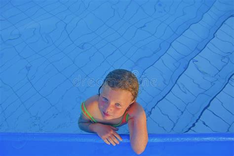 Menina Bonito Na Piscina P Blica Retrato Da Menina Bonito Pequena Na