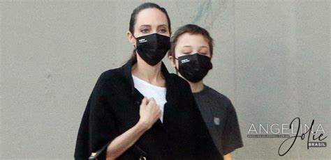 Angelina E Knox Fazem Compras Em Los Angeles Angelina Jolie Brasil