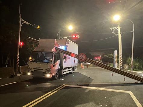 尷尬！蘆竹大貨車不熟路況 卡限高架進退兩難「只好拆了」 社會 中時