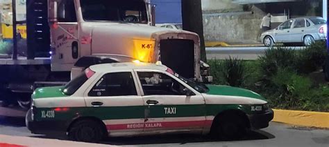 Camión de carga choca contra taxi en avenida Lázaro Cárdenas de Xalapa