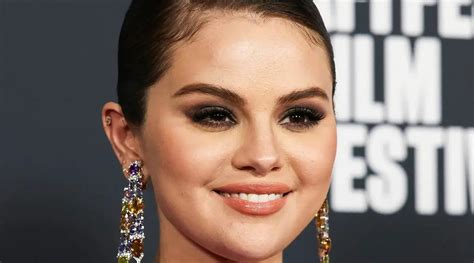 Selena Gomez Had A Wardrobe Malfunction At The 2022 Emmys A Lot Of