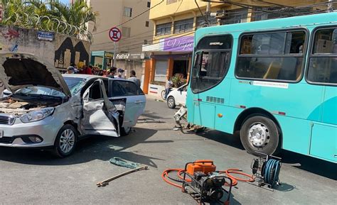 Acidente entre ônibus e carro deixa mulher ferida em Montes Claros