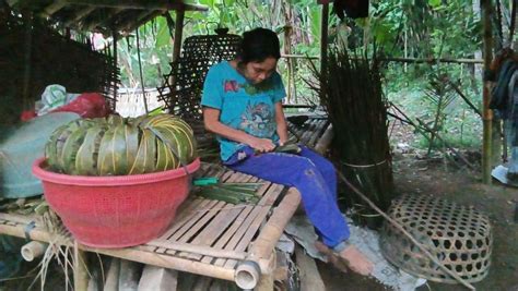 Kisah Ibu Lumpuh Berjuang Demi Hidupi Anaknya