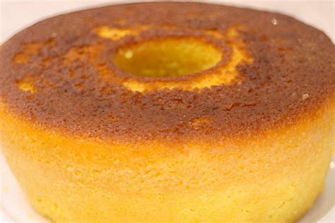 Bolo de fubá laranja fofinho e molhadinho perfeito para servir