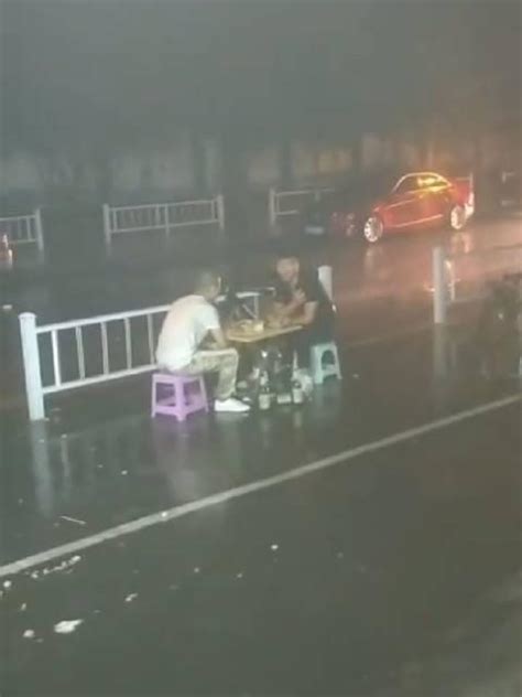 昨夜廊坊大雨，有两男子在雨中撸串喝酒 看不懂这个操作 新浪新闻