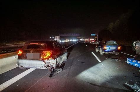 Auf Der A Bei Leonberg Bmw Fahrer Rast Auf Stauende Autobahn