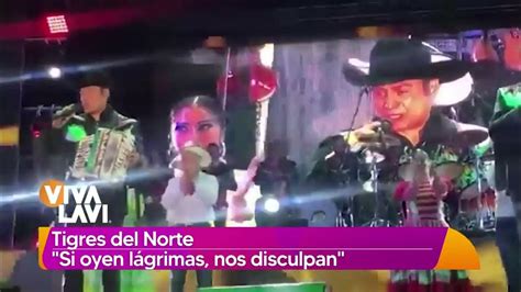 Los Tigres Del Norte Reciben Noticia De La Muerte De Su Madre Durante Concierto Vivalavi Youtube