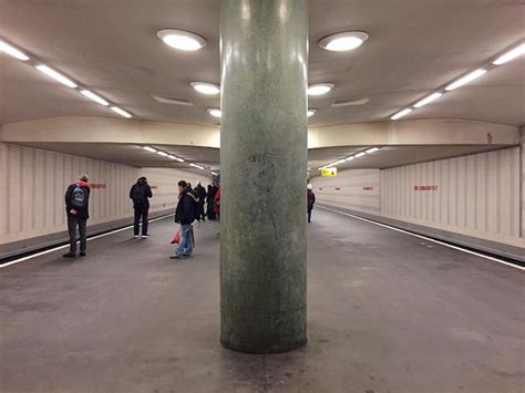 Gente En La Estaci N De Metro Foto Premium