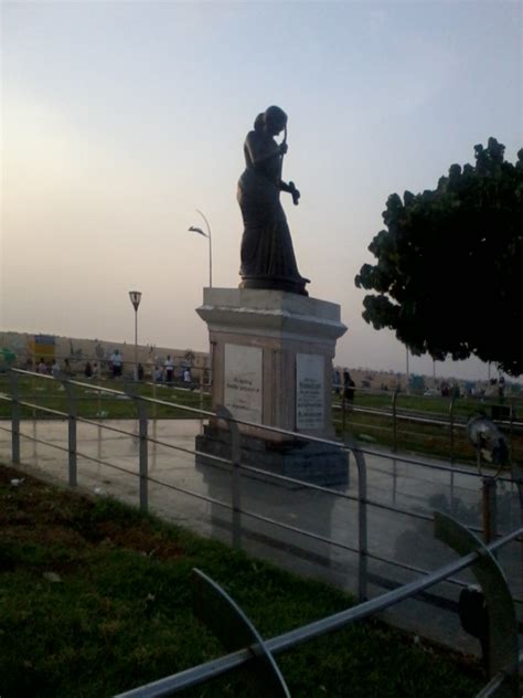 Avvaiyar Statue at Marina Beach | Veethi