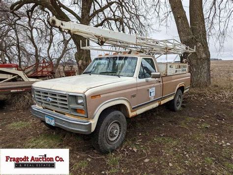 1983 Ford F 350 Single Cab Pickup With 1968 Smeal 32’ Well Hoist 460 Gas 4x4 4 Speed With