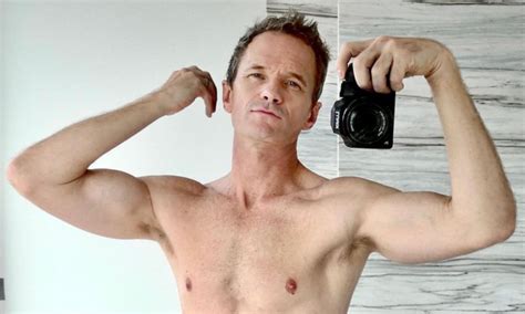 Vea la publicación de cumpleaños sin camisa de Neil Patrick Harris