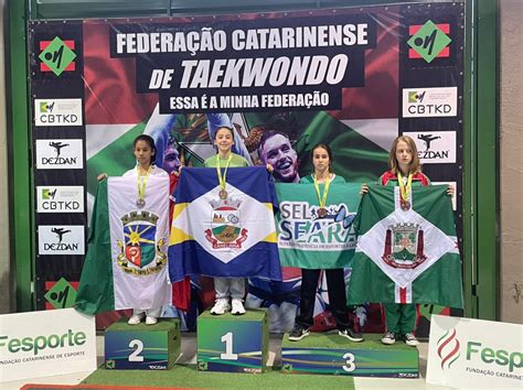 Atleta De Taekwondo De Canelinha Sobe No Lugar Mais Alto Do P Dio Na