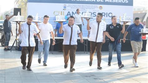 Realizan la tradicional Carrera de Meseros en el malecón de Veracruz