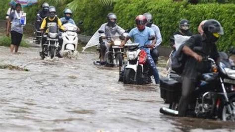 Rain Lashes Parts Of Delhi Ncr Waterlogging Brings Vehicles To A